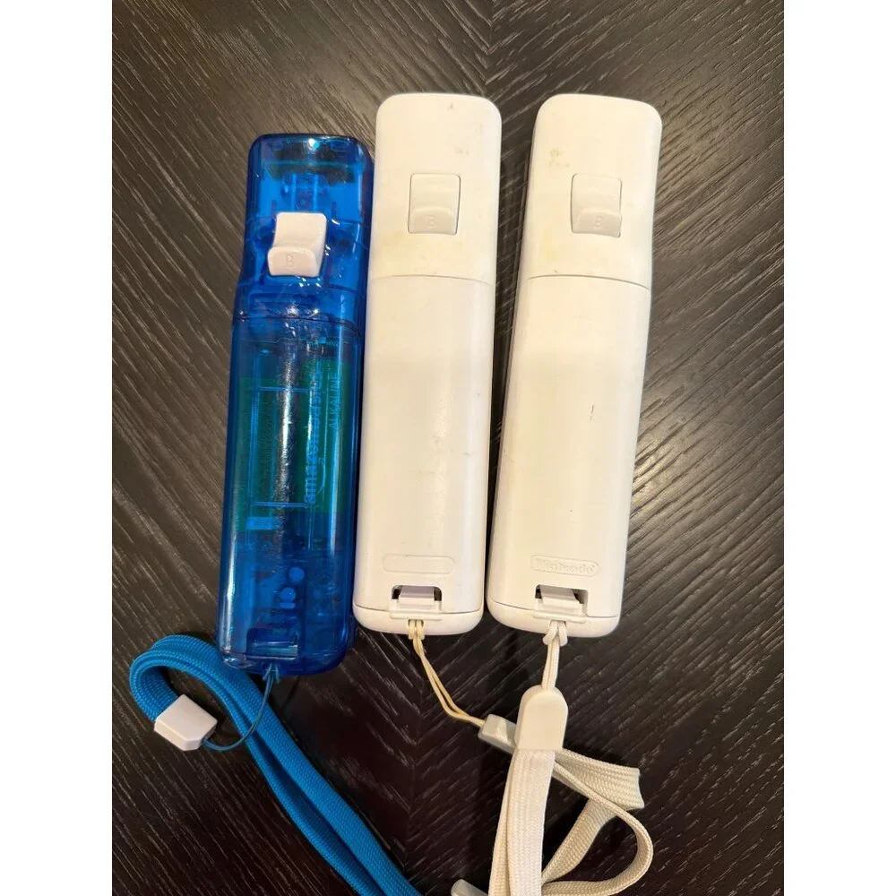 Nintendo Wii Console Bundle RVL-001 W/ Controllers Nunchuk Sensor Bar Silicone C
